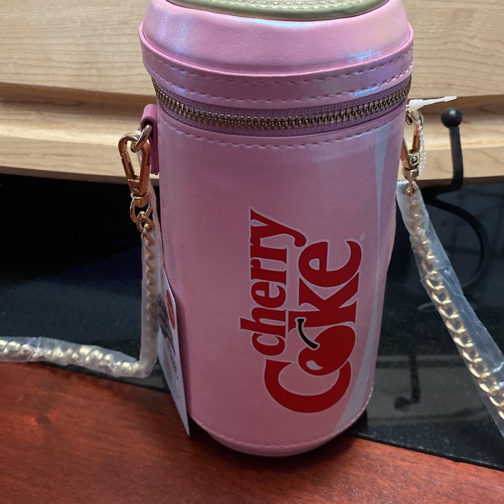 Cherry Coke Purse!Iridescent pink & gold top/ bottom. Removable Gold Chain 🍒